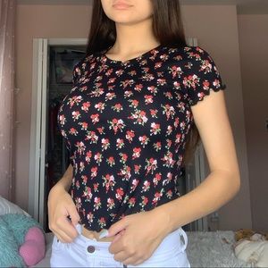 Cute urban outfitters floral tee❤️❣️